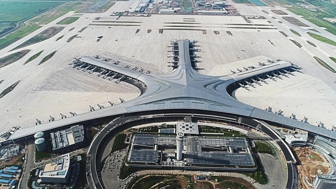 匠造一流東北亞國(guó)際樞紐機(jī)場(chǎng)！中裝建設(shè)“筑”力青島膠東國(guó)際機(jī)場(chǎng)成功試飛