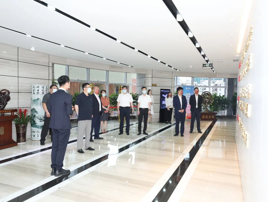 青島市政協(xié)副主席、嶗山區(qū)委書記張元升一行蒞臨中裝建設調研考察